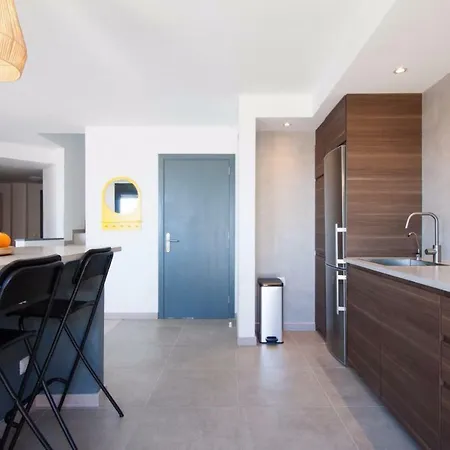 Your Desk On The Beach, Vista Bella Seaview Apartment *